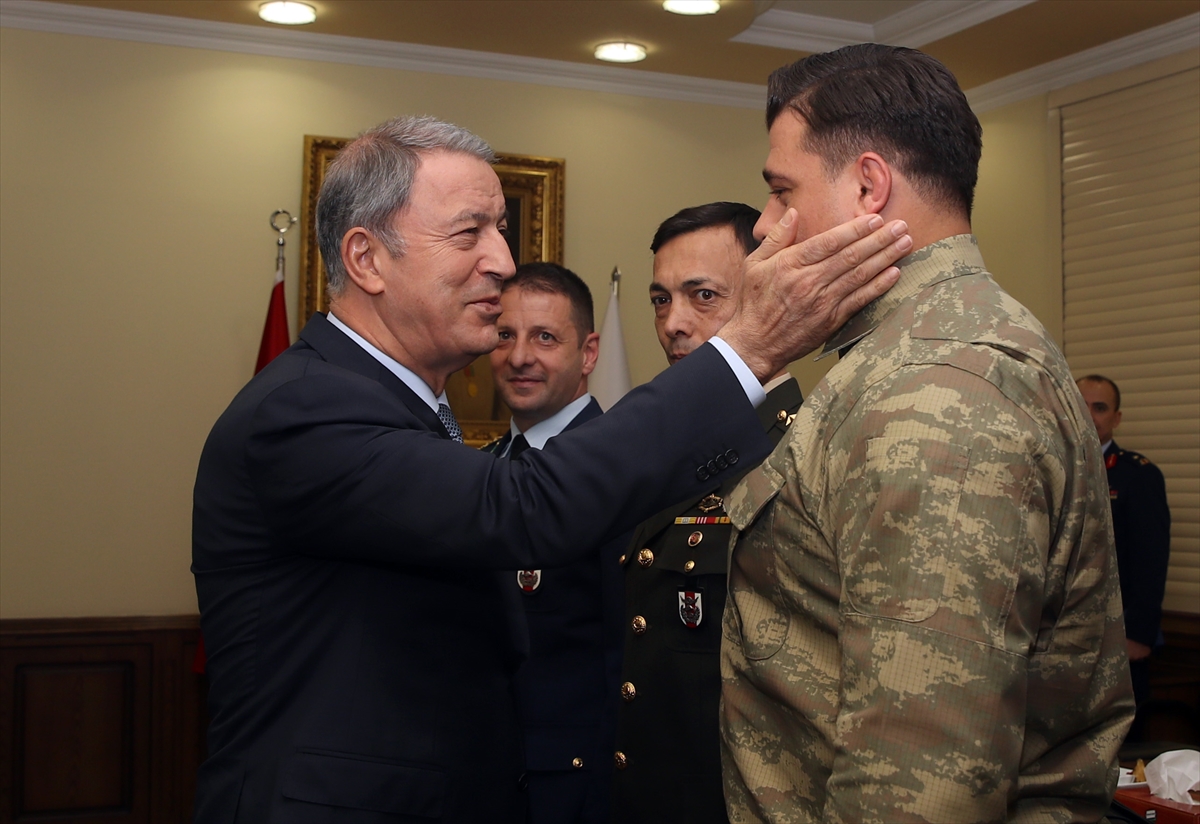 a Hulusi Akar, madalya kazanan güreşçileri kabul etti