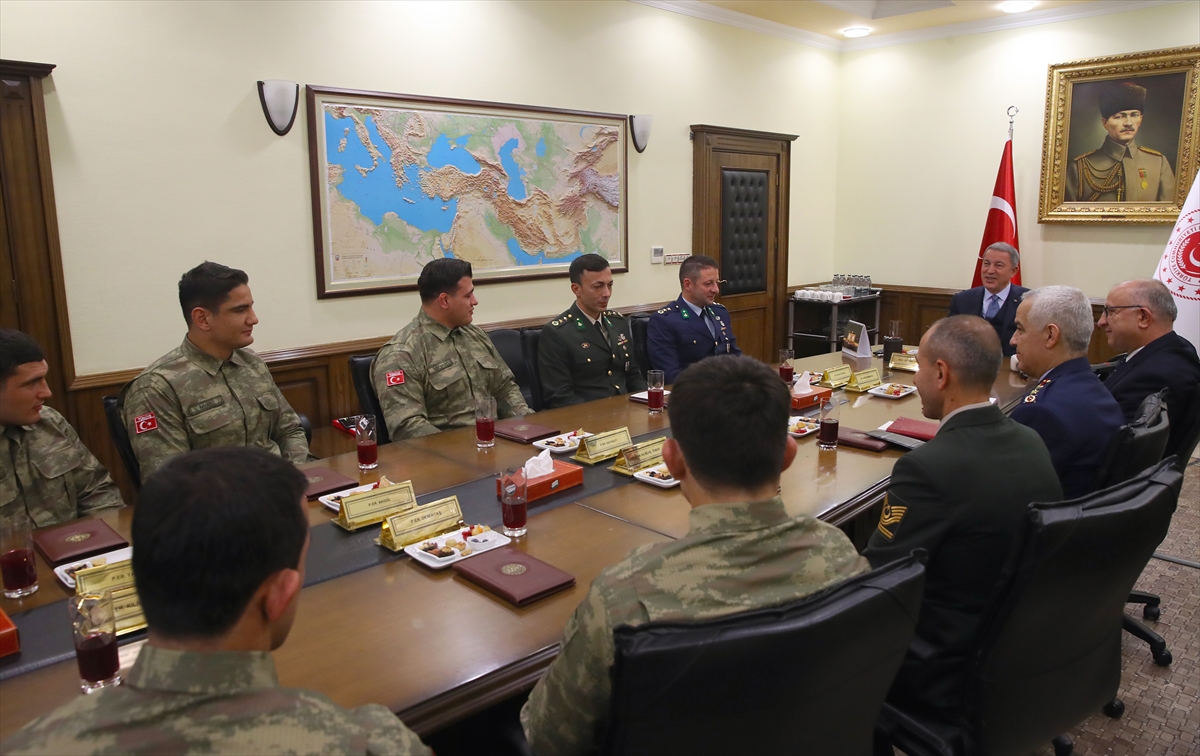 a Hulusi Akar, madalya kazanan güreşçileri kabul etti