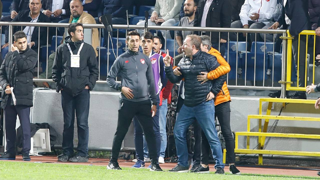 Sergen Yalçın kırmızı kart gördü