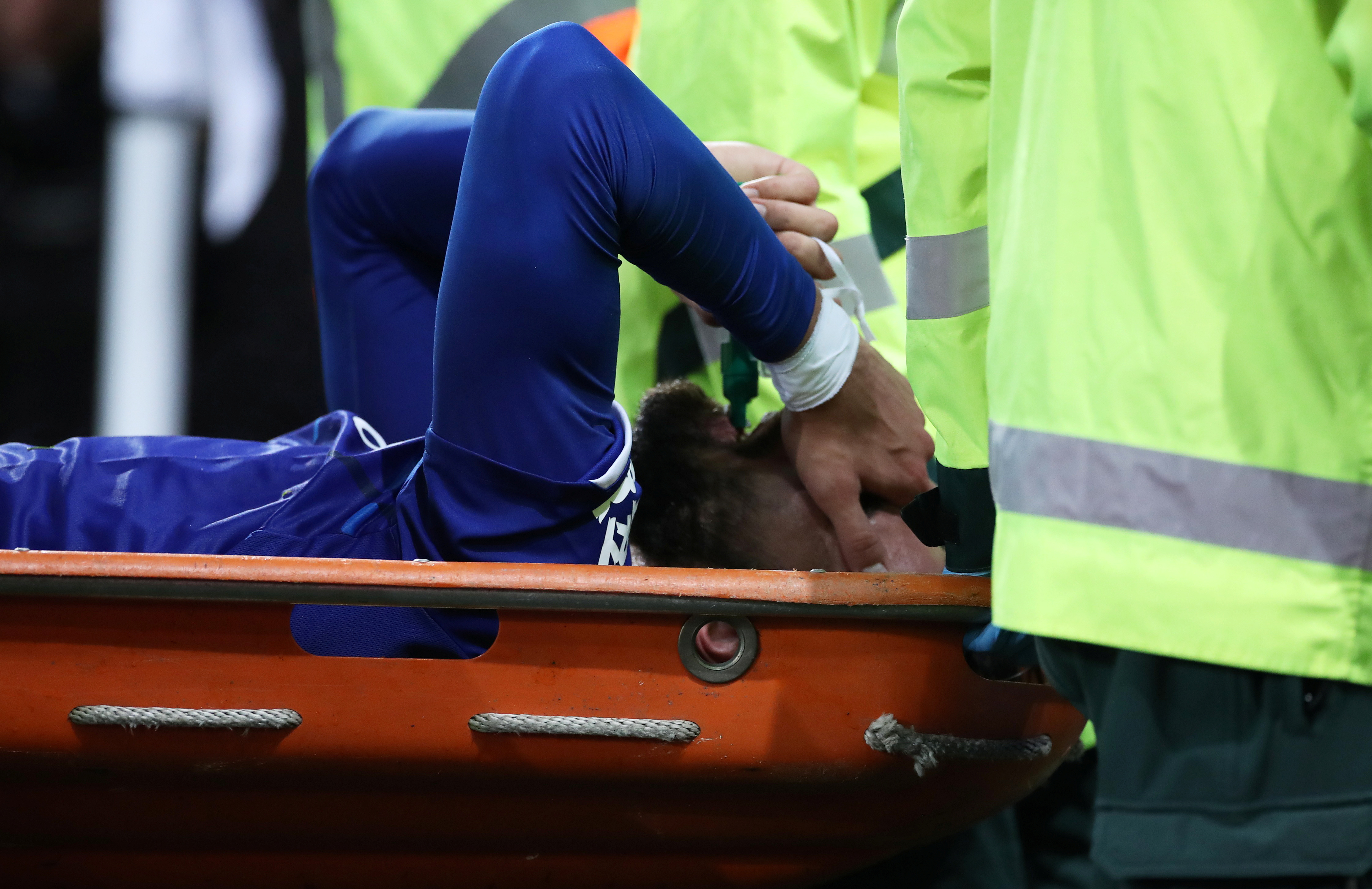 r Andre Gomes'in ayağı kırıldı