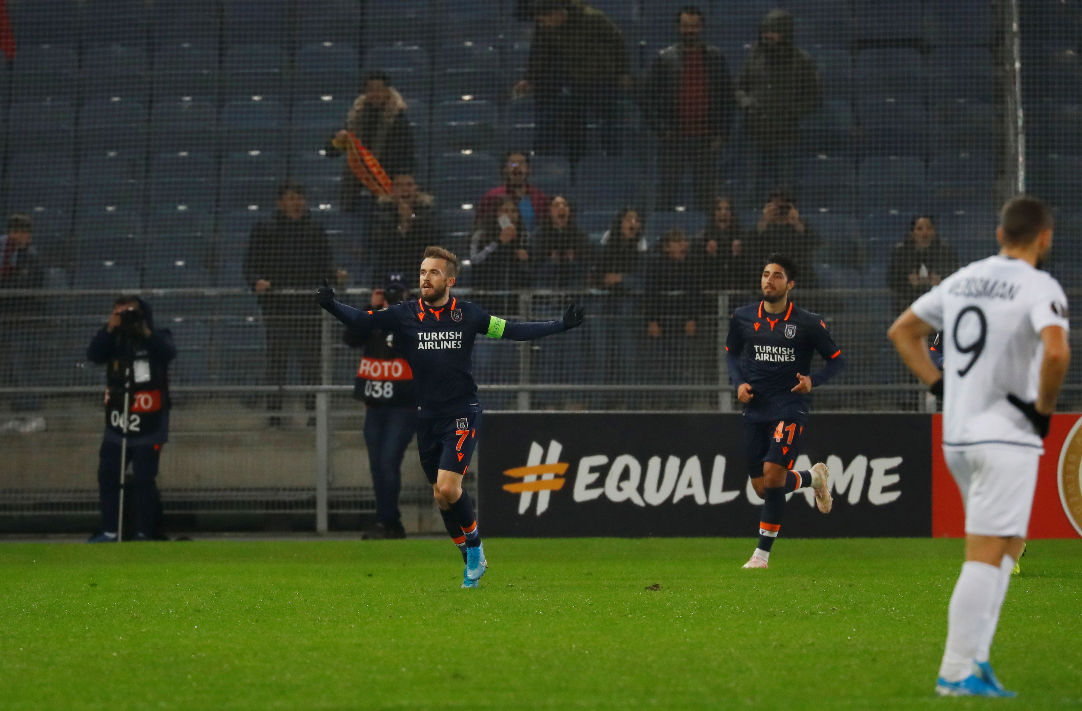 r Başakşehir grubunda liderliğe yükseldi