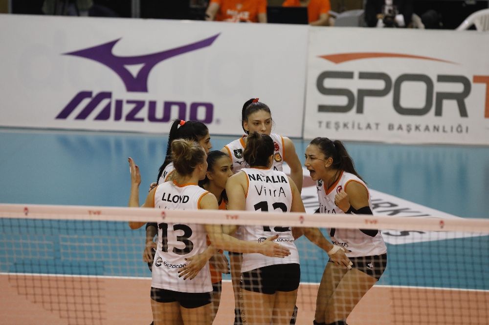 i Eczacıbaşı VitrA, ligde yenilgisiz lider