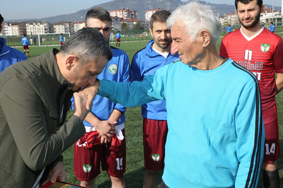 81 yaşındaki antrenör, ilk günkü heyecanıyla sahalarda