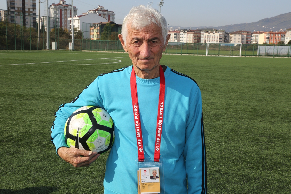 81 yaşındaki antrenör, ilk günkü heyecanıyla sahalarda