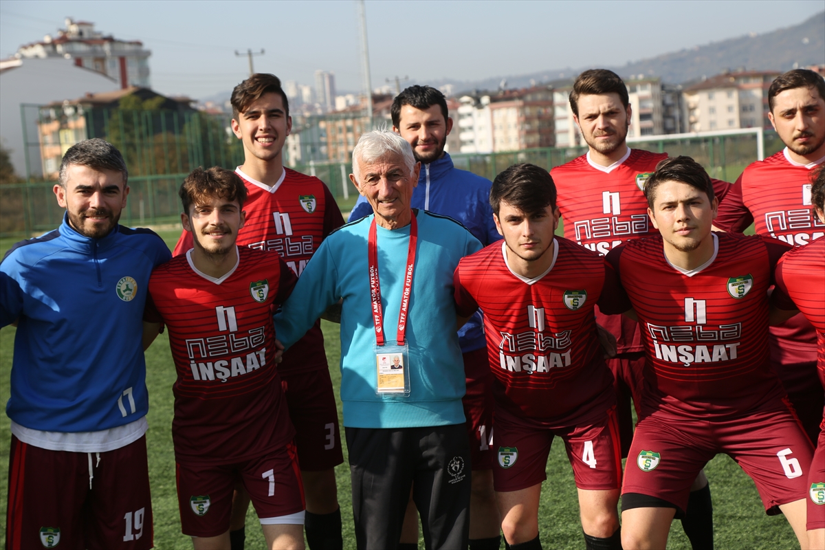 81 yaşındaki antrenör, ilk günkü heyecanıyla sahalarda