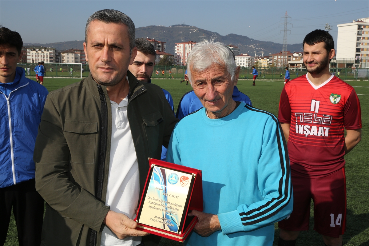 81 yaşındaki antrenör, ilk günkü heyecanıyla sahalarda