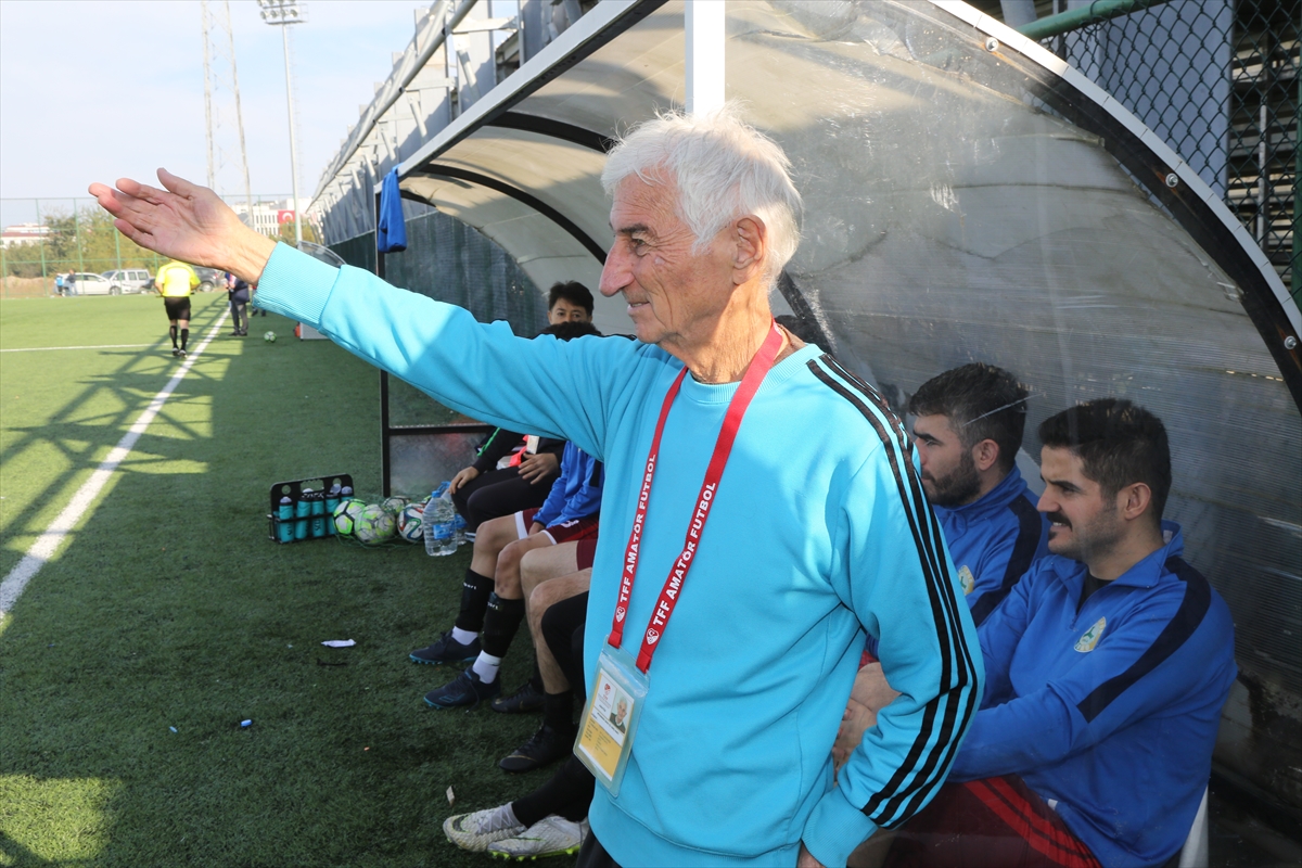 81 yaşındaki antrenör, ilk günkü heyecanıyla sahalarda