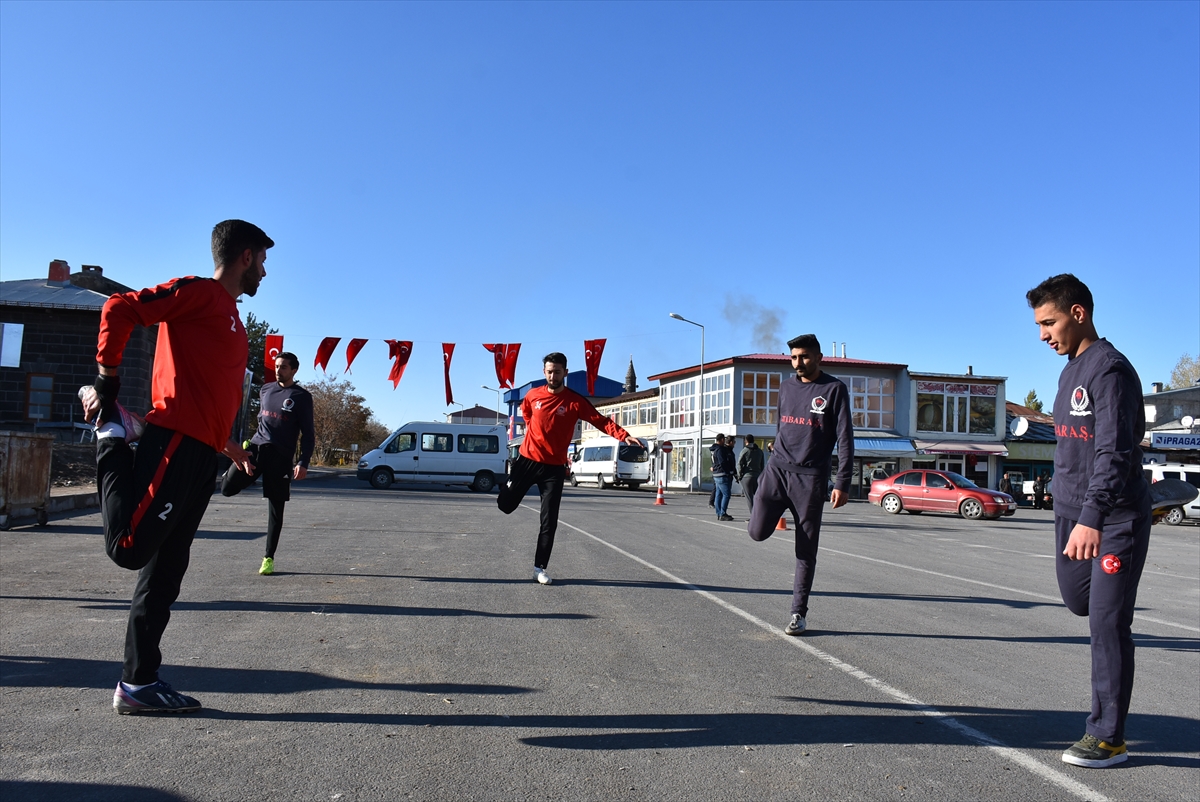 Asfalta kilim serip futbol antrenmanı yapıyorlar