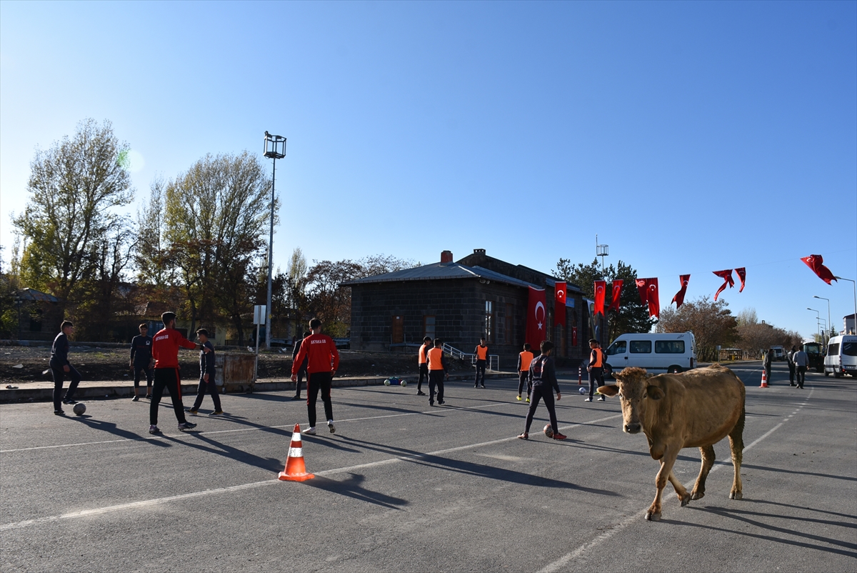 Asfalta kilim serip futbol antrenmanı yapıyorlar