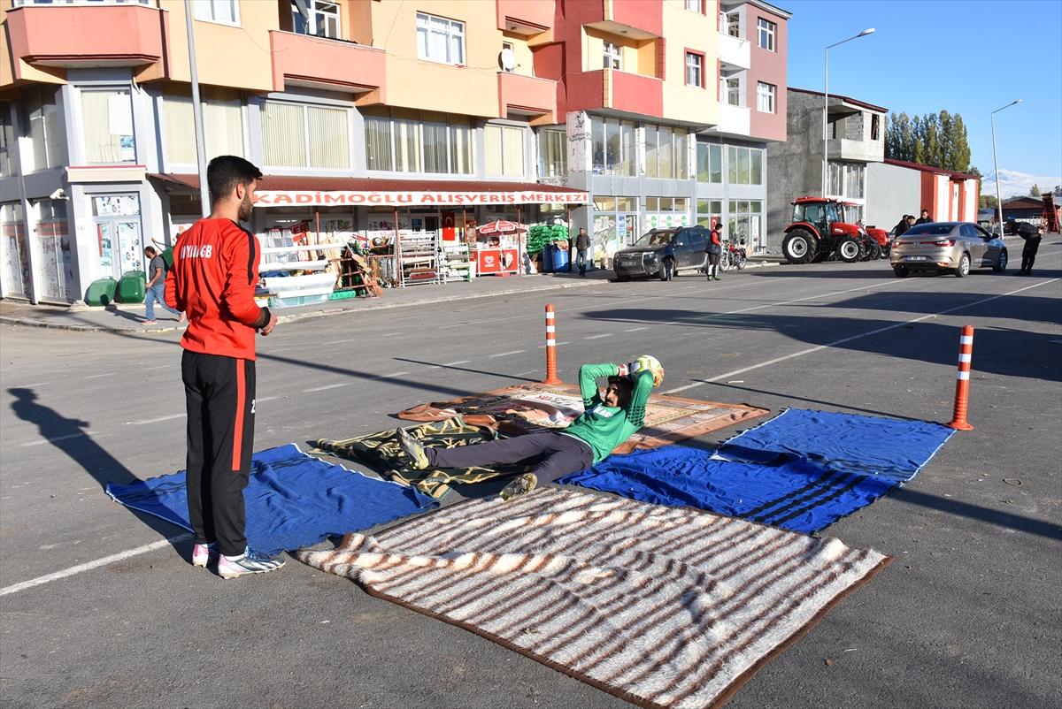 Asfalta kilim serip futbol antrenmanı yapıyorlar