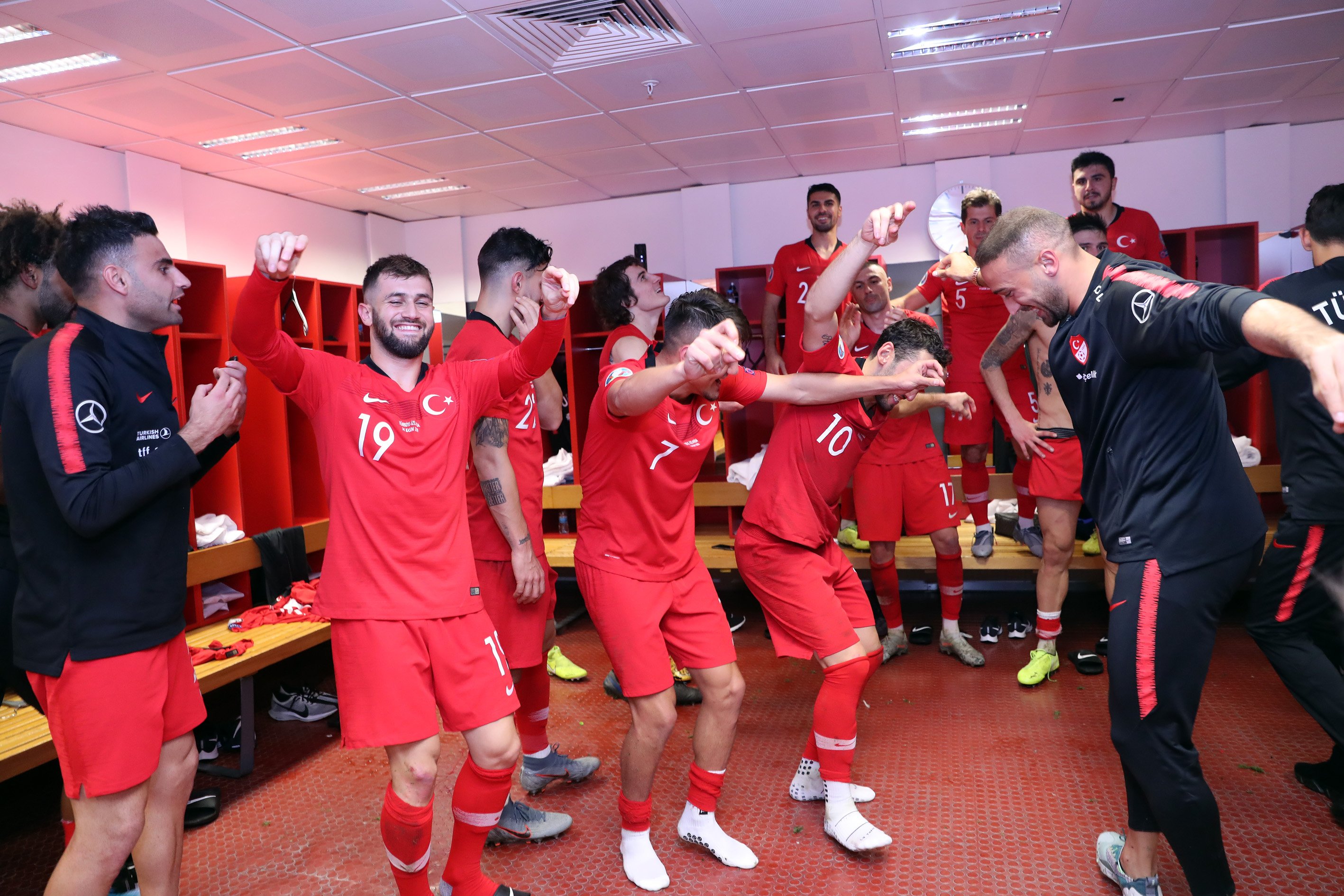 Futbolcular soyunma odasında misket oynadı