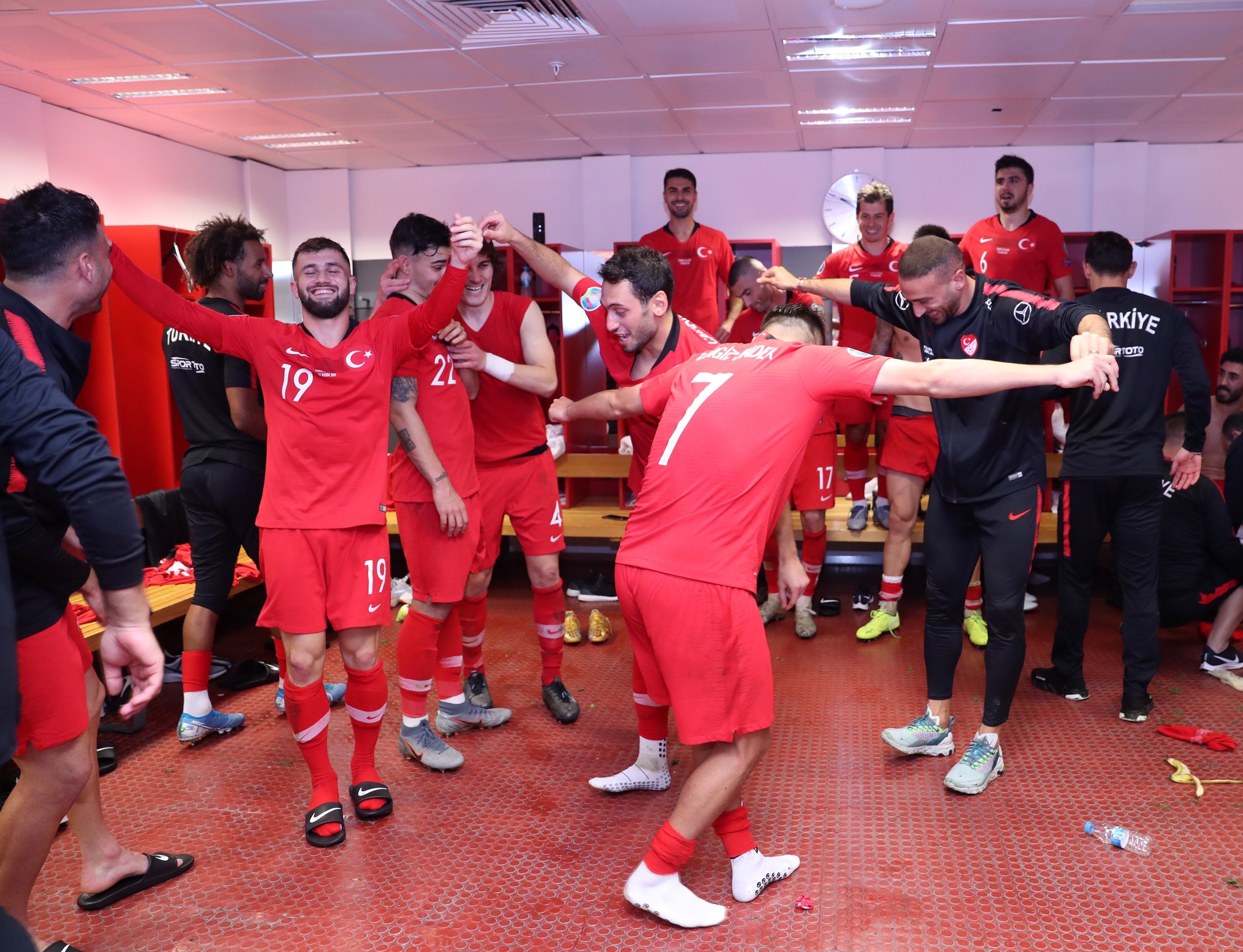 Futbolcular soyunma odasında misket oynadı