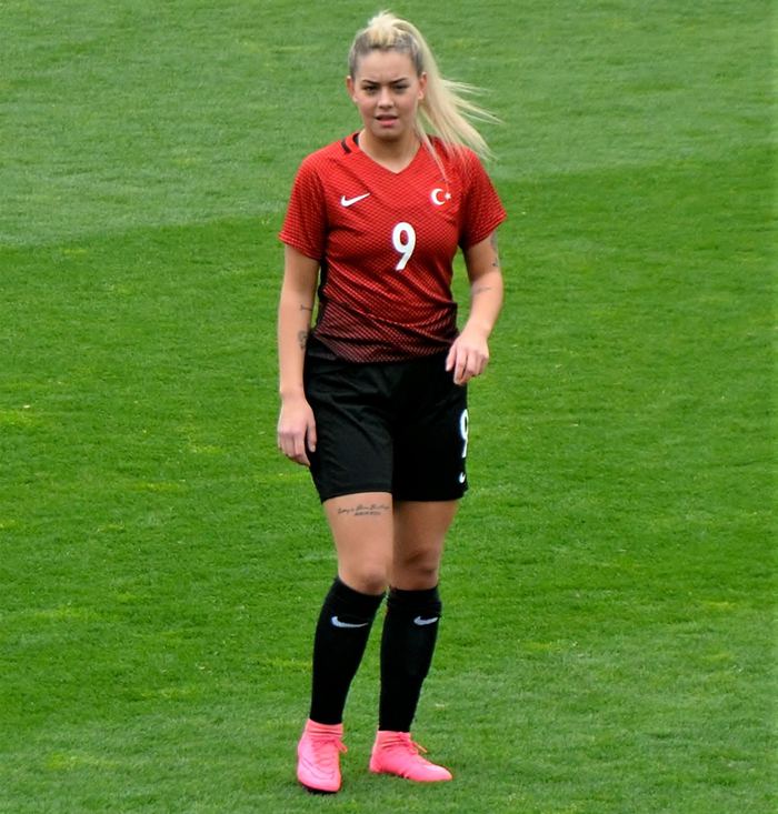 Sosyal medyanın konuştuğu millli futbolcu Aycan Yanaç