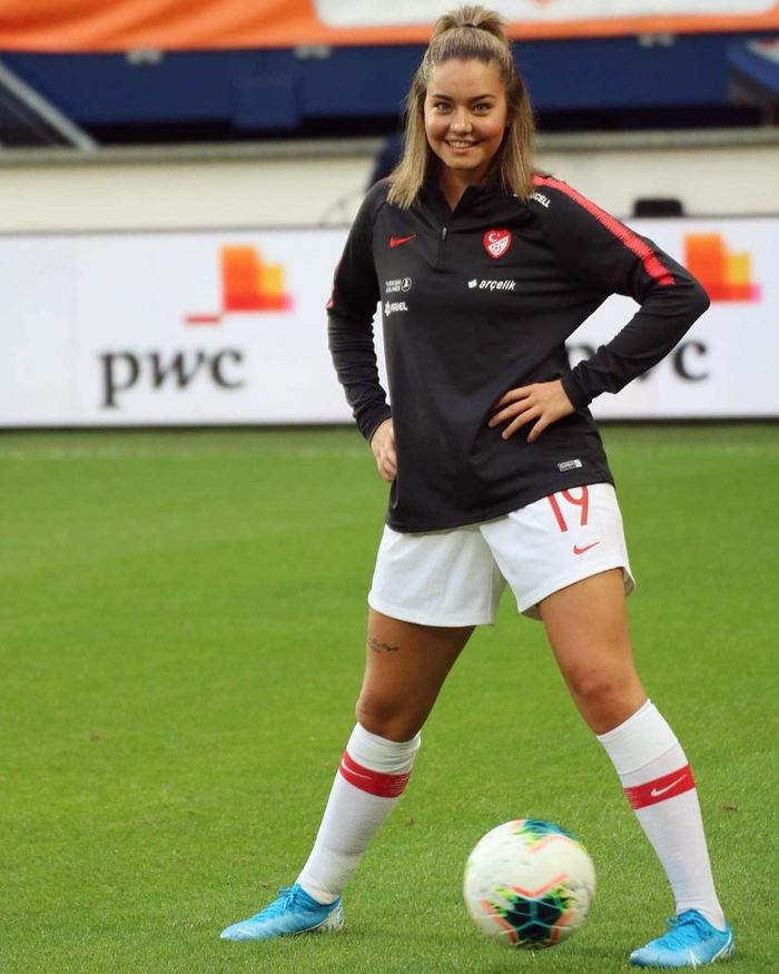 Sosyal medyanın konuştuğu millli futbolcu Aycan Yanaç