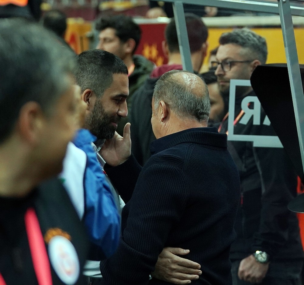 Arda Turan, Fatih Terim'in elini öptü