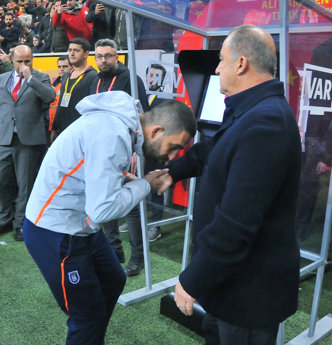 i Arda Turan, Başakşehir'in golüne tepkisiz kaldı