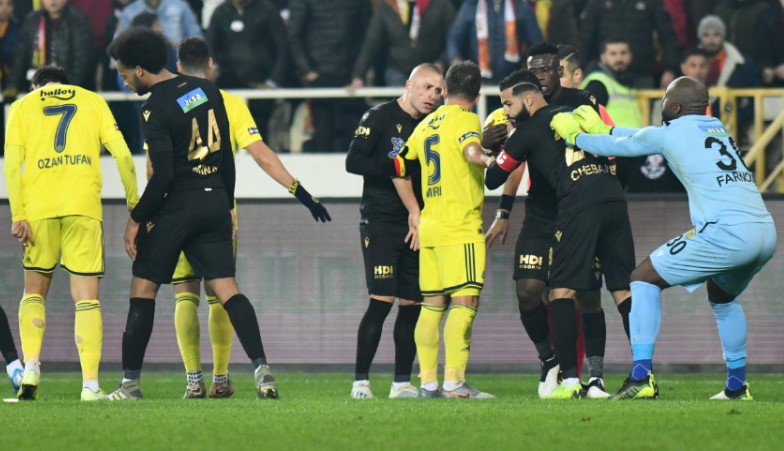 Emre Belözoğlu ile Gökhan Töre arasında gerginlik