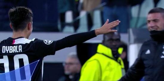 Dybala gol sevincini Merih'le paylaştı