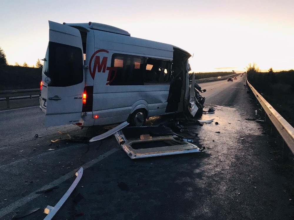 Bursasporlu tarafları taşıyan minibüs kaza yaptı