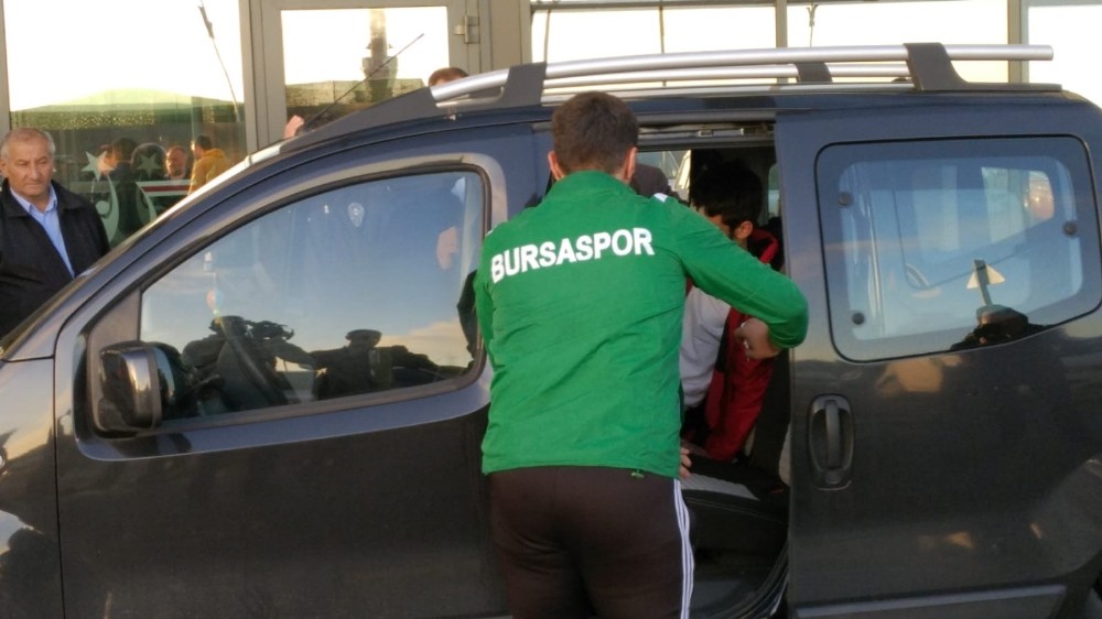 Bursasporlu tarafları taşıyan minibüs kaza yaptı