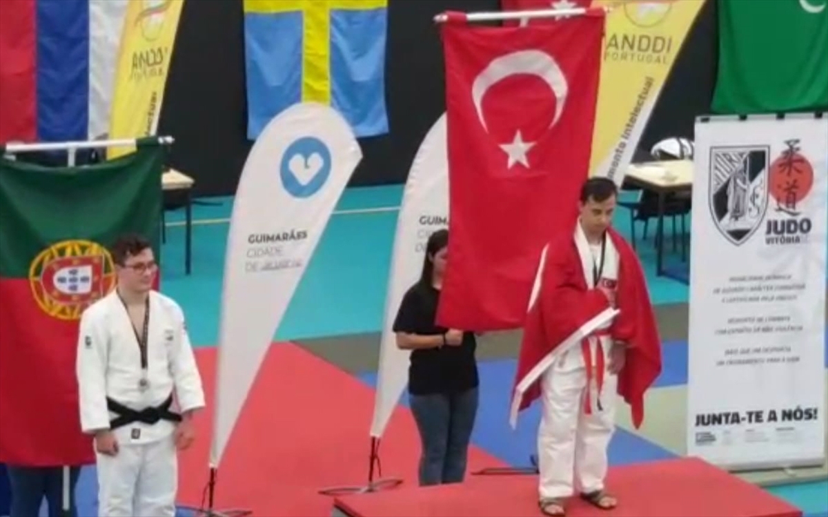 Down sendromlu gençten altın madalya