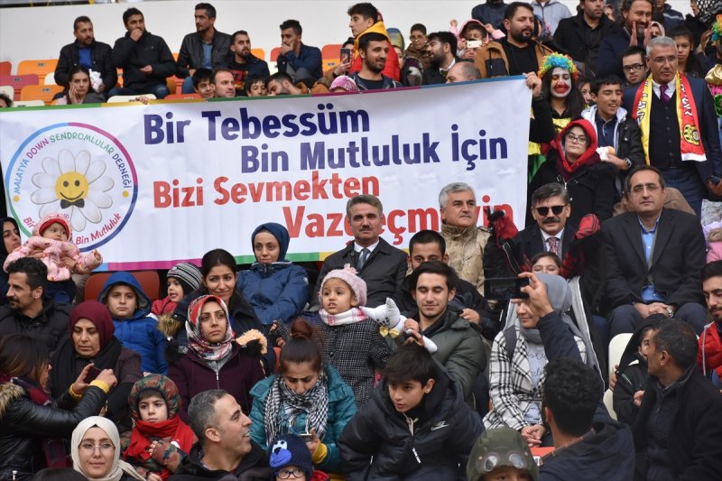 Engellilere maç öncesi hediye sürprizi