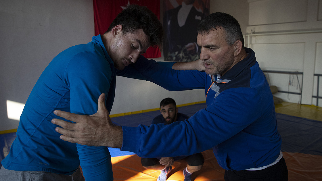 Eski başpehlivan, yerine oğlunu yetiştiriyor