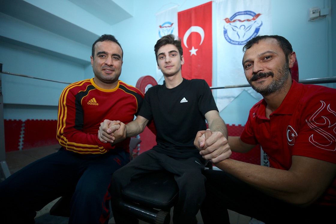 Halter hocası, engelli gencin hayatını değiştirdi