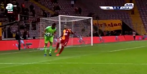 Adem Büyük kalecinin ayağına bastı