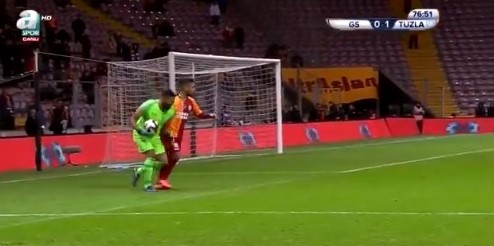 Adem Büyük kalecinin ayağına bastı