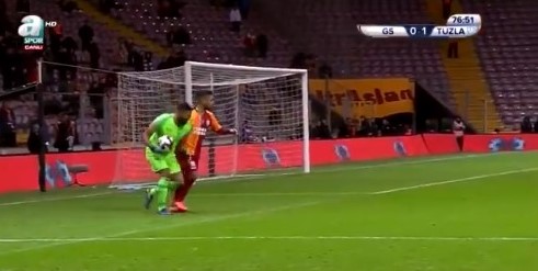 Adem Büyük kalecinin ayağına bastı