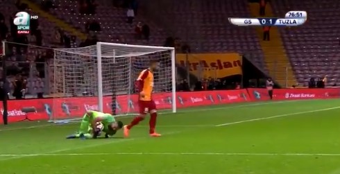 Adem Büyük kalecinin ayağına bastı