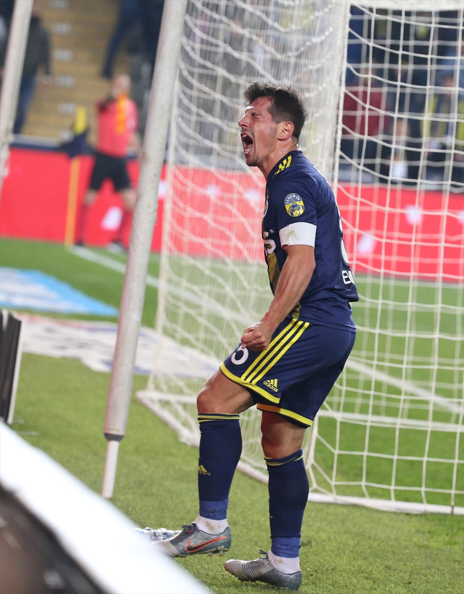 a Emre Belözoğlu reklam panolarını tekmeledi