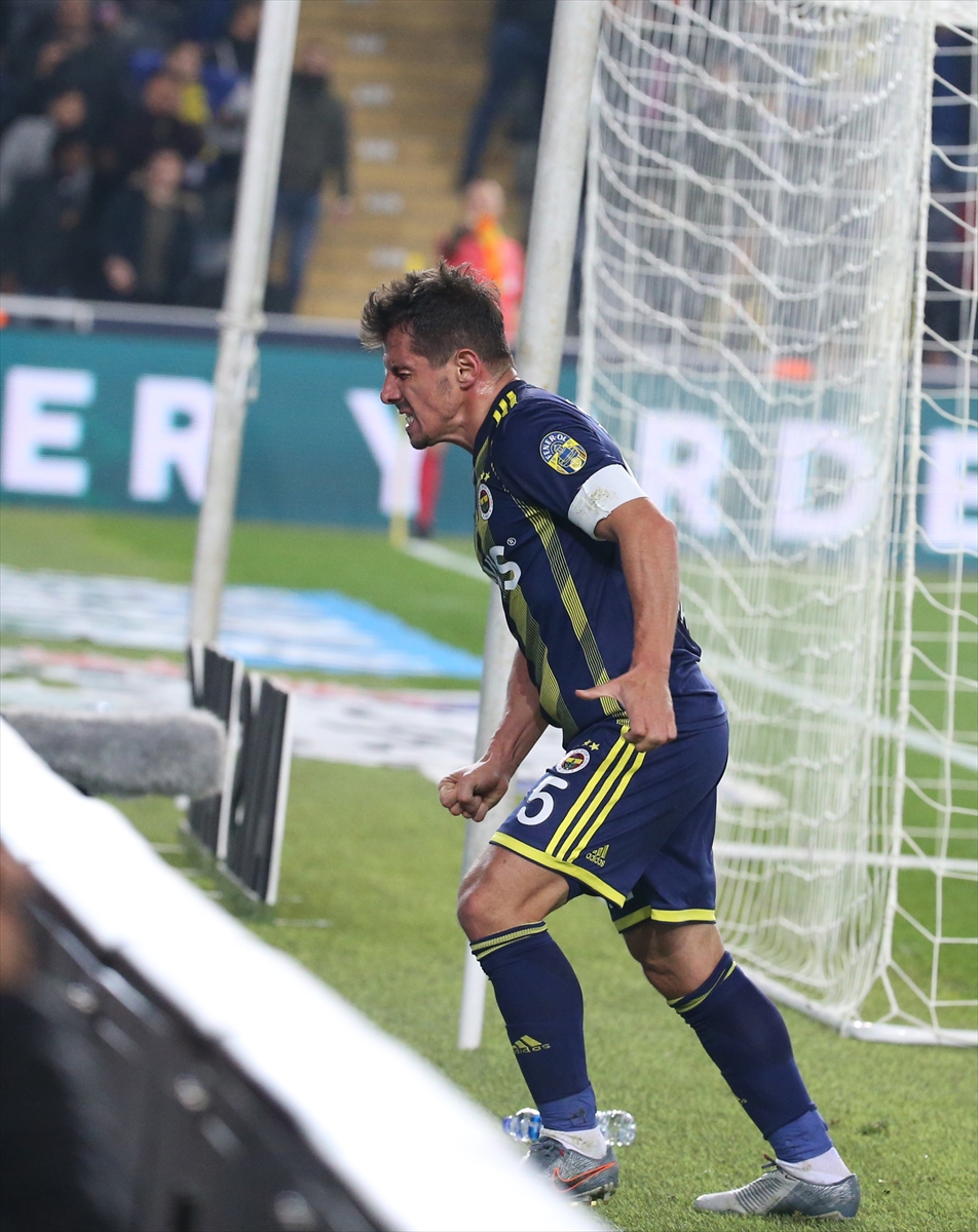 a Emre Belözoğlu reklam panolarını tekmeledi