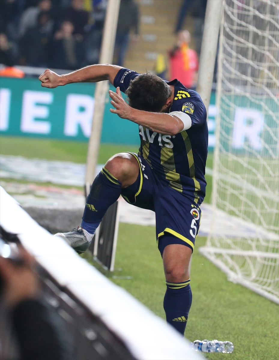 a Emre Belözoğlu reklam panolarını tekmeledi