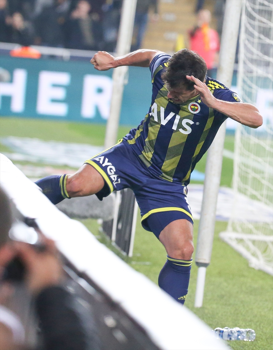 a Emre Belözoğlu reklam panolarını tekmeledi