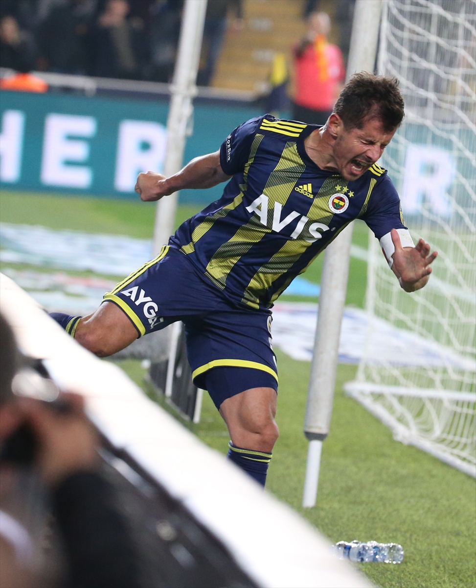 a Emre Belözoğlu reklam panolarını tekmeledi