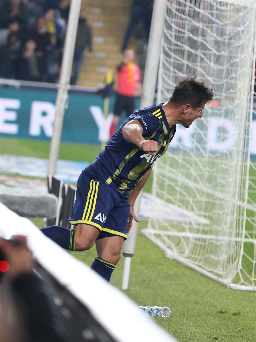 a Emre Belözoğlu reklam panolarını tekmeledi