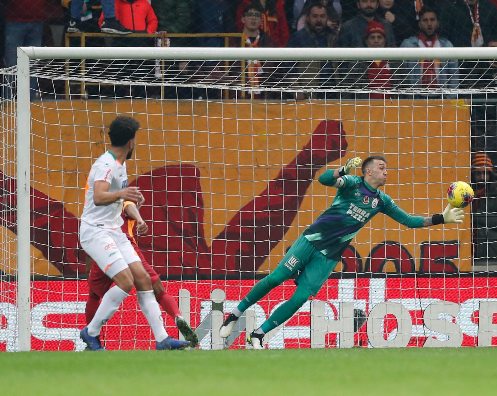 Rihanna'nın Muslera tweeti paylaşılıyor