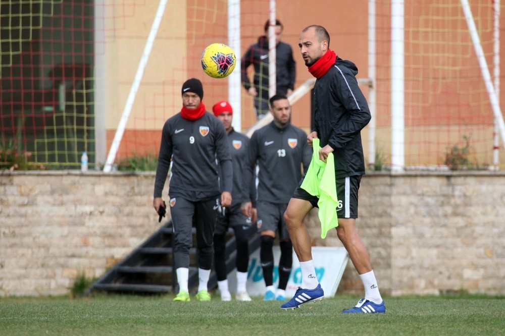 i Kayserispor'da Umut Bulut ile Şamil Çinaz kadro dışı