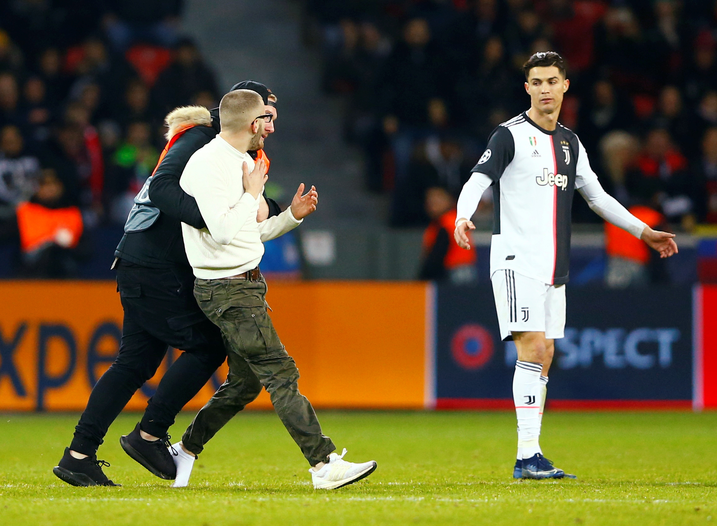 Sahaya giren taraftar Ronaldo'yu kızdırdı