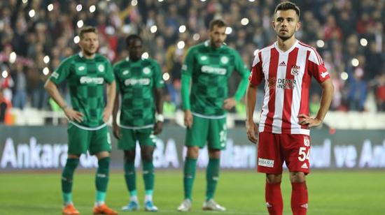 a Fenerbahçe Hakan'dan vazgeçti Emre'yi istiyor