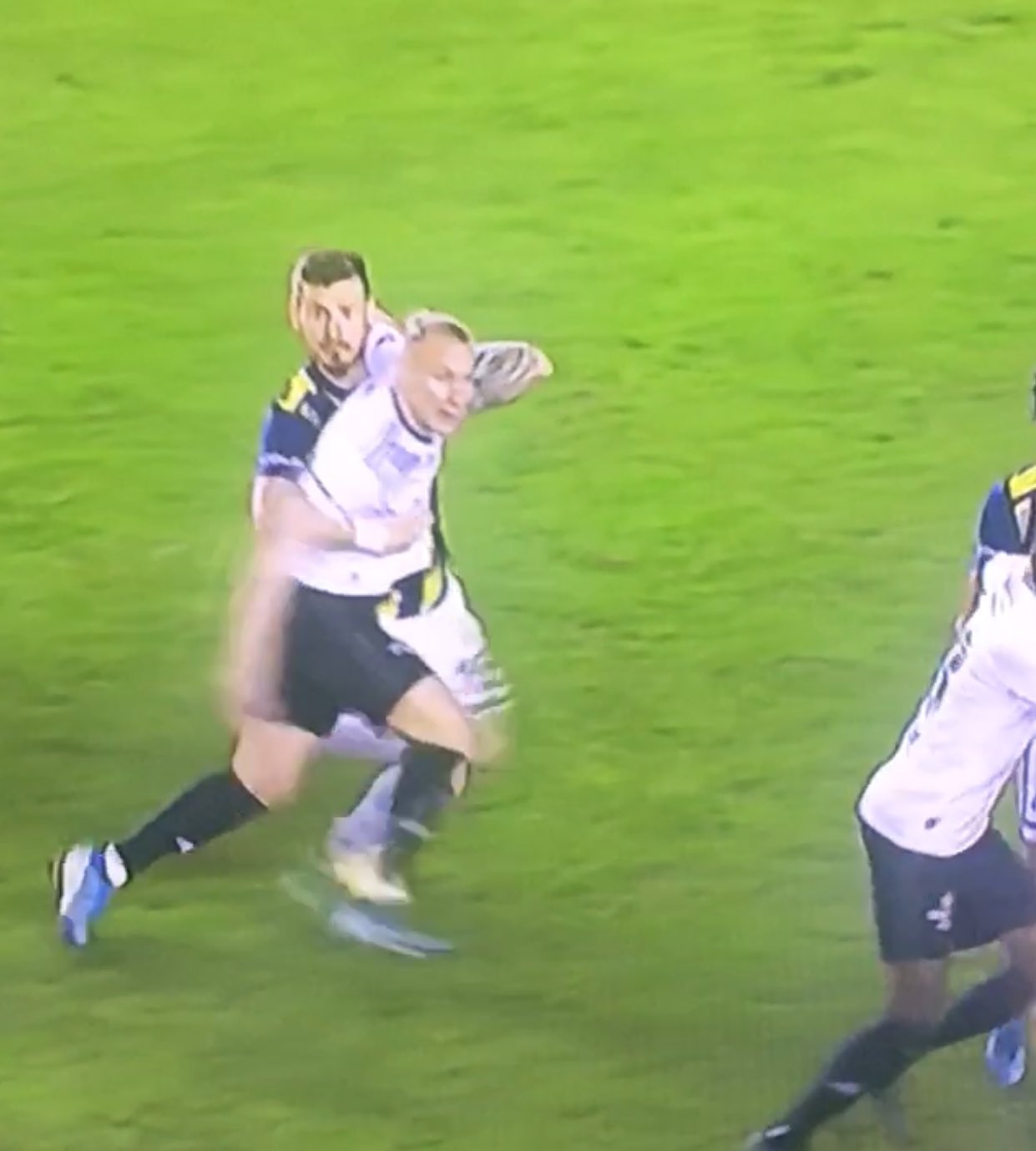 Kadıköy'deki derbide hakemlerin tartışmalı kararı