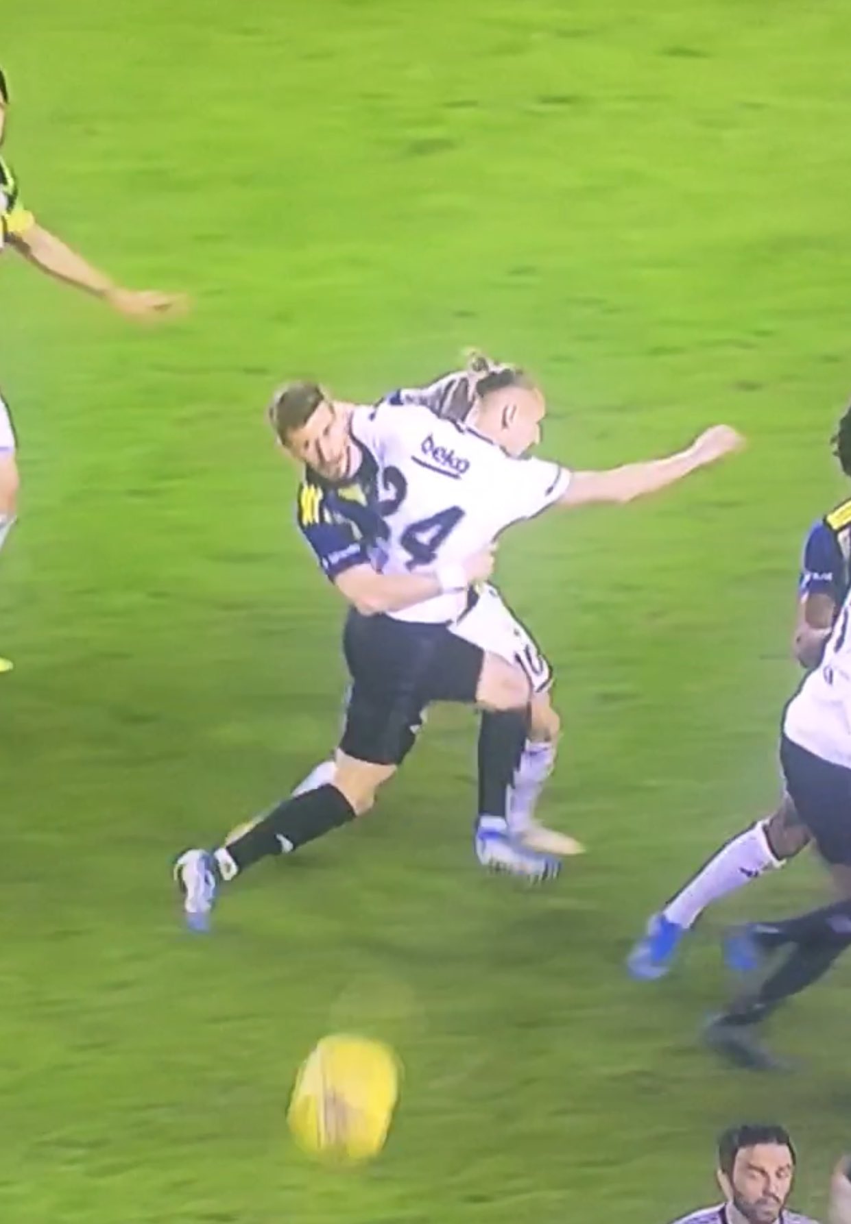 Kadıköy'deki derbide hakemlerin tartışmalı kararı