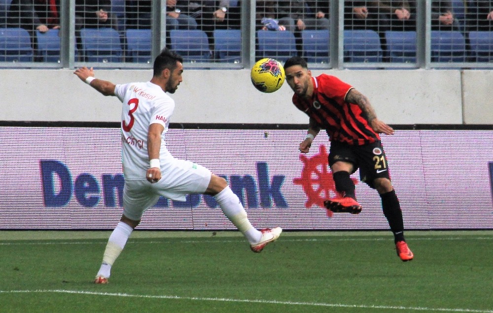 i Sivasspor, 1 puanı son dakikalarda kurtardı