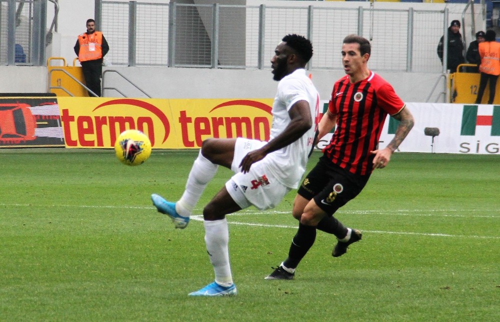 i Sivasspor, 1 puanı son dakikalarda kurtardı