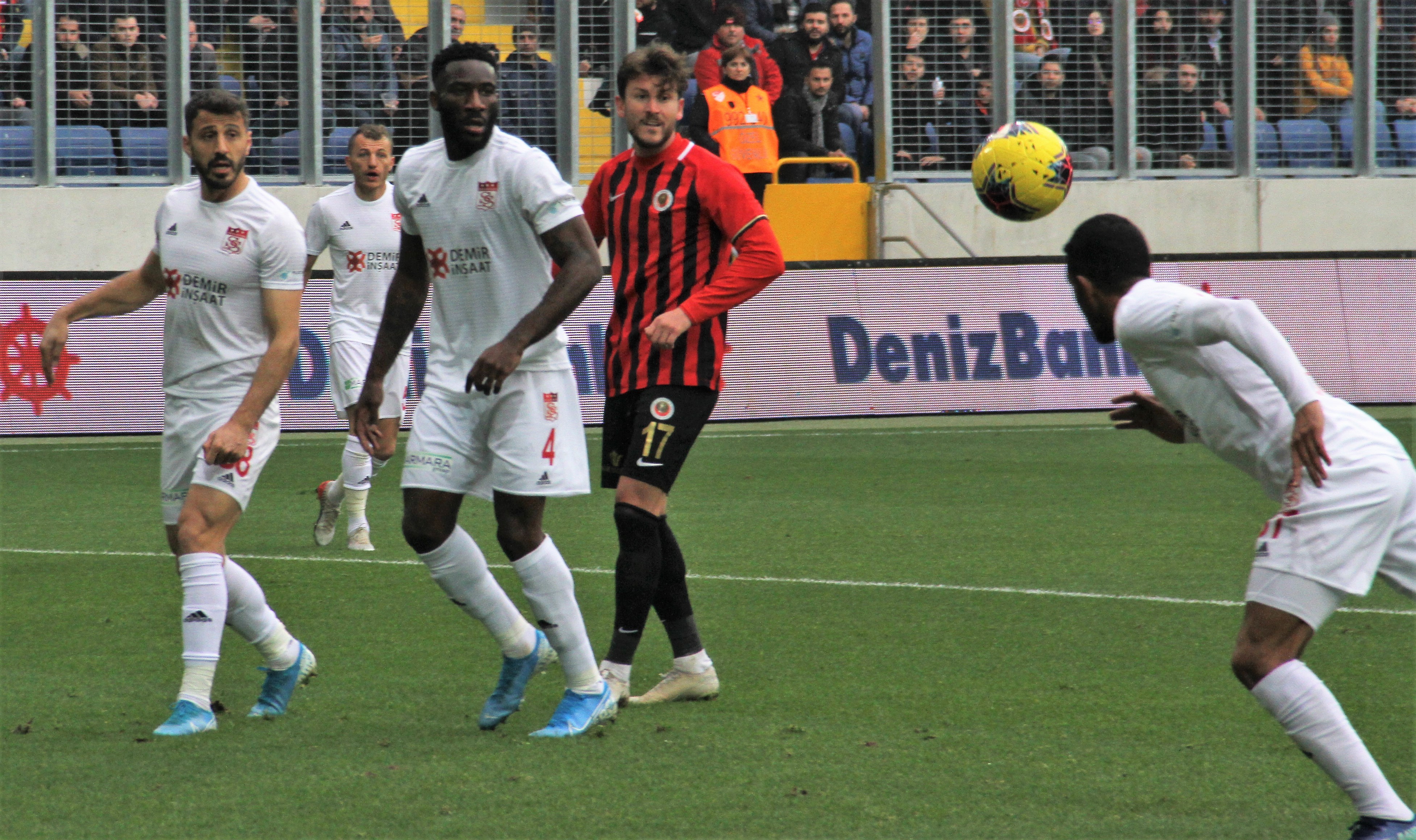 i Sivasspor, 1 puanı son dakikalarda kurtardı