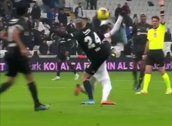 Beşiktaş taraftarından hakeme kırmızı kart tepkisi