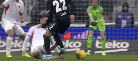 Beşiktaş taraftarından hakeme kırmızı kart tepkisi