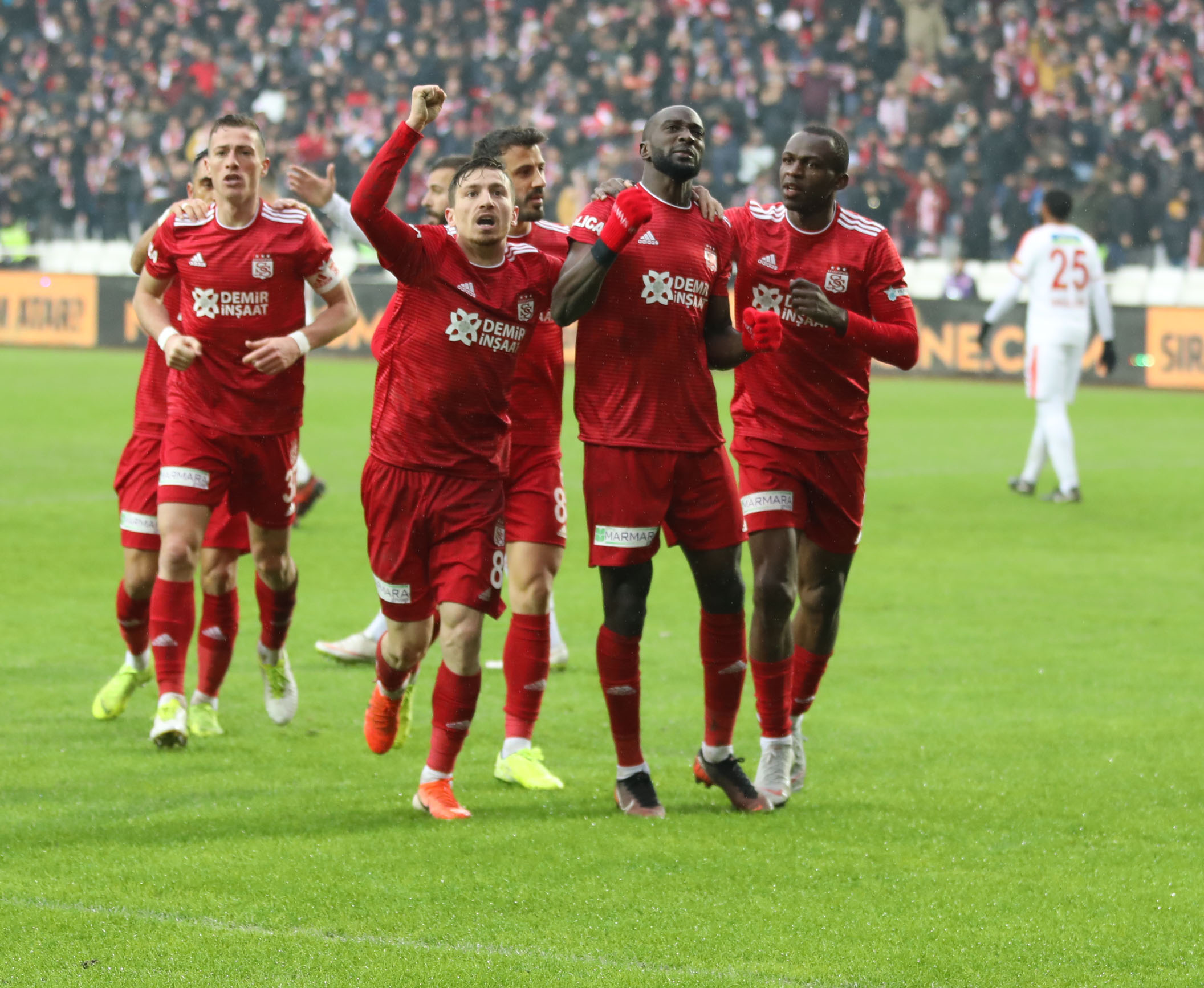 Sivasspor tek golle 3 puanı aldı